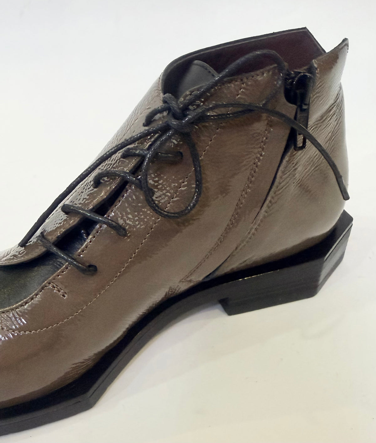 Stivaletto bicolor con allacciatura e zip laterale - Le Bohèmien