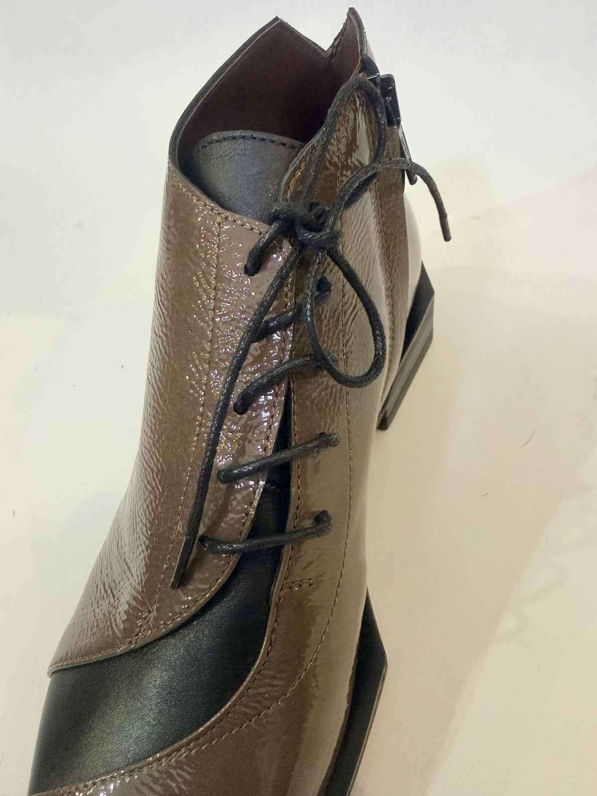 Stivaletto bicolor con allacciatura e zip laterale - Le Bohèmien