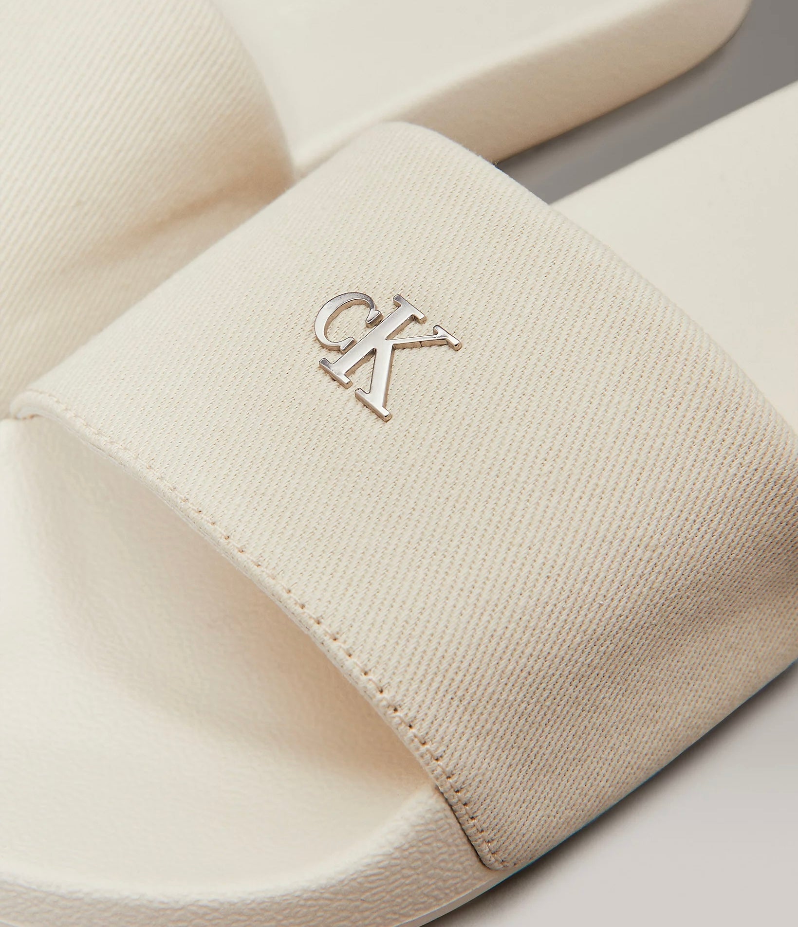 Ciabatta Fascia Metal Logo, Burro - Calvin Klein