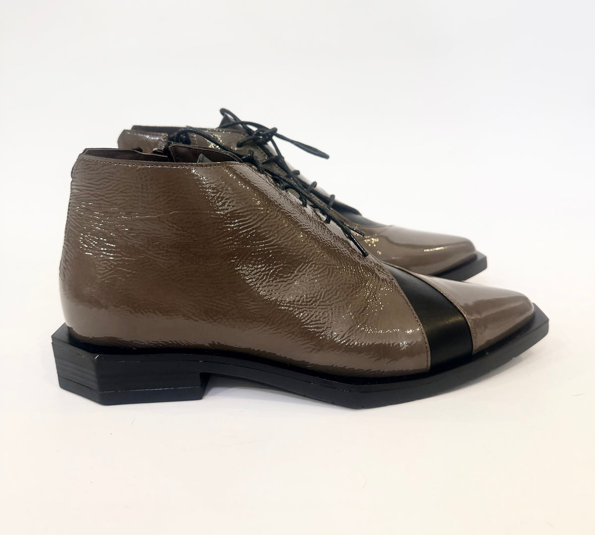 Stivaletto bicolor con allacciatura e zip laterale - Le Bohèmien