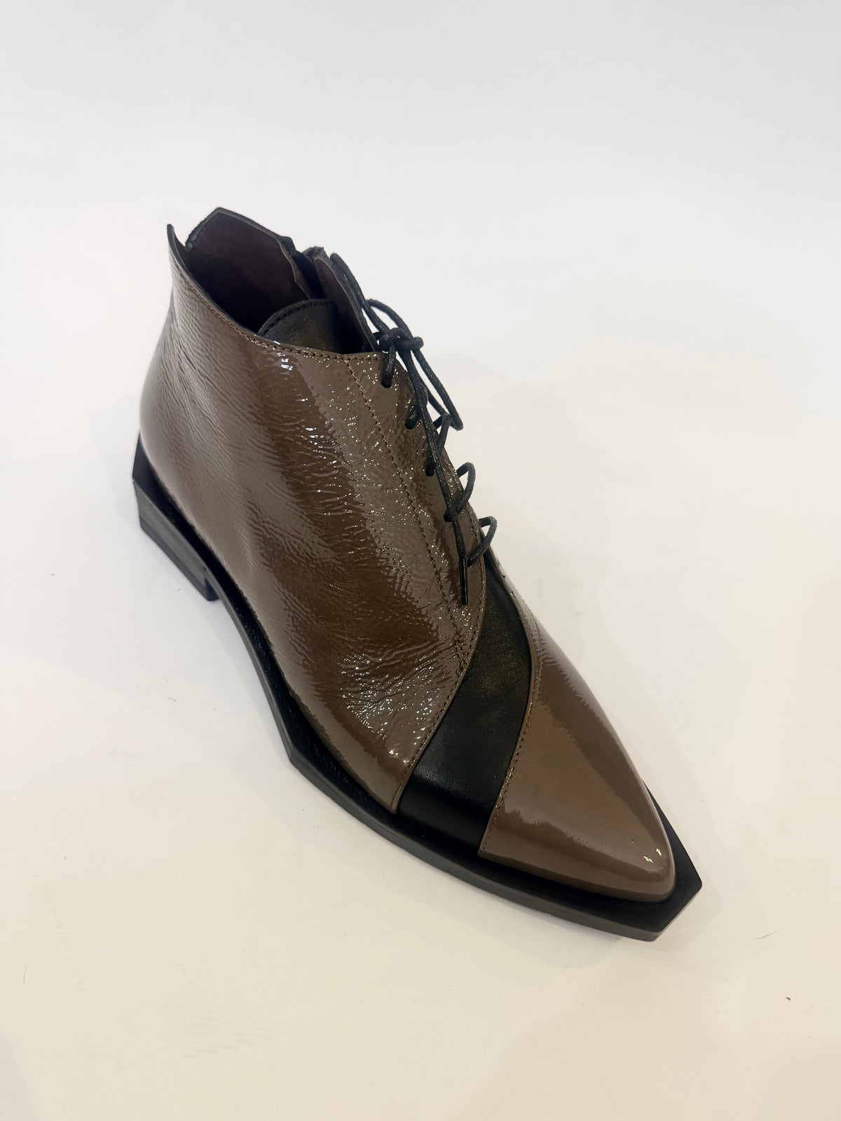 Stivaletto bicolor con allacciatura e zip laterale - Le Bohèmien