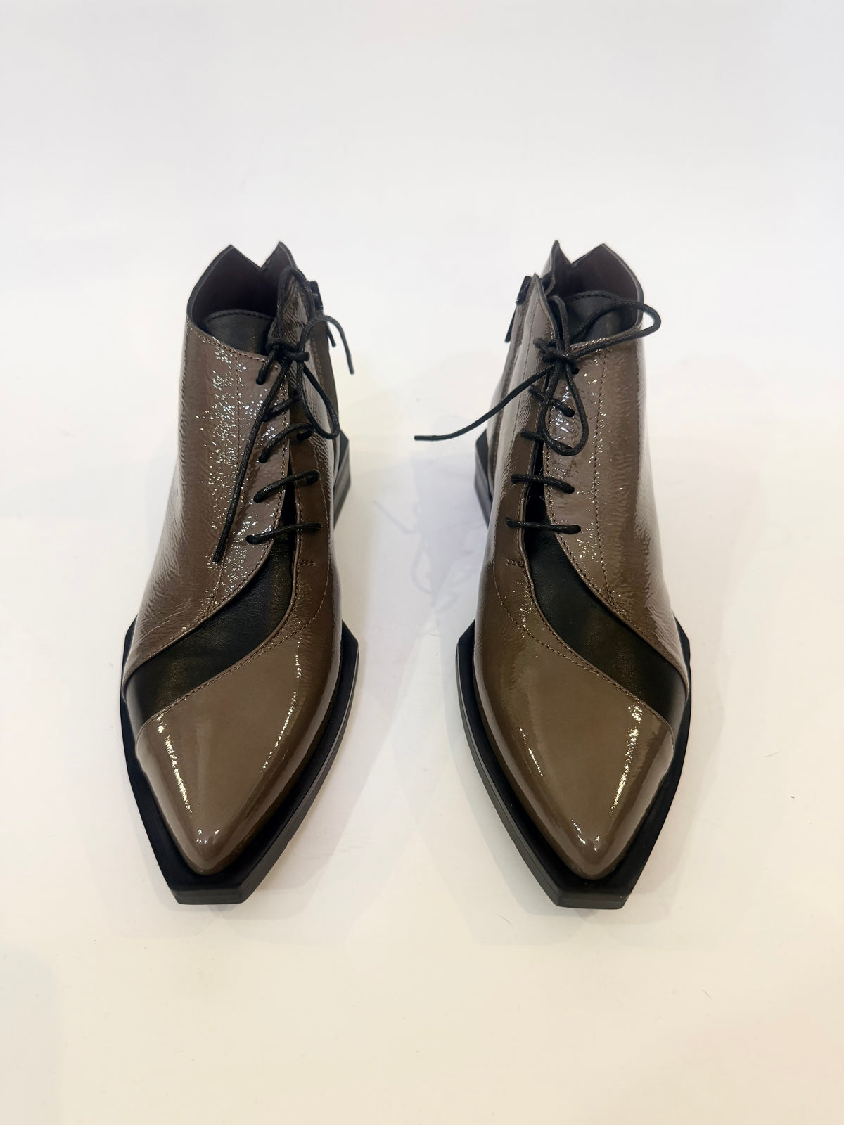 Stivaletto bicolor con allacciatura e zip laterale - Le Bohèmien