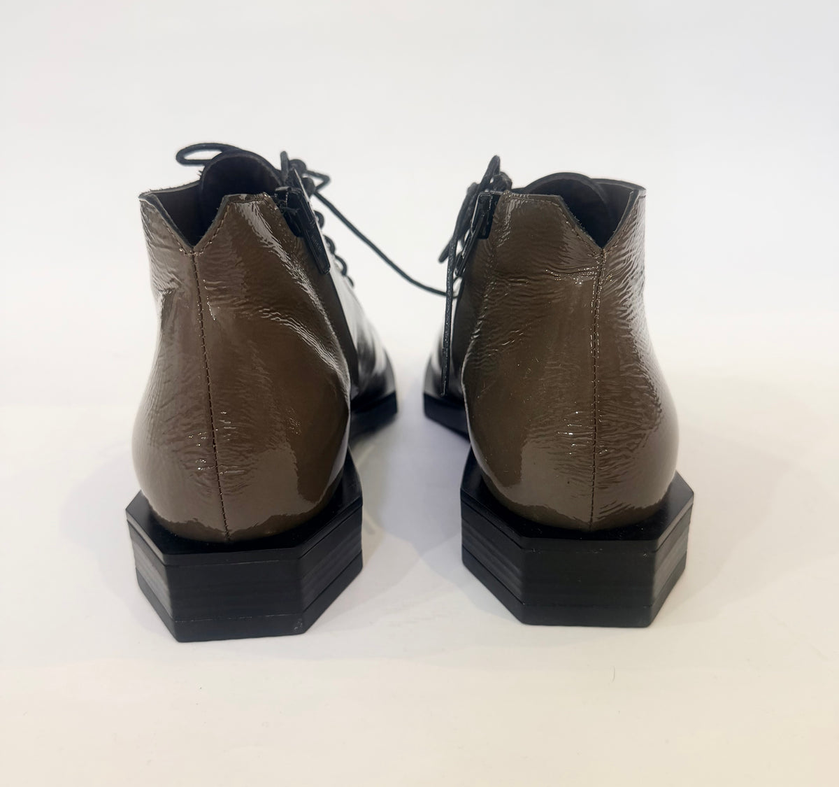 Stivaletto bicolor con allacciatura e zip laterale - Le Bohèmien